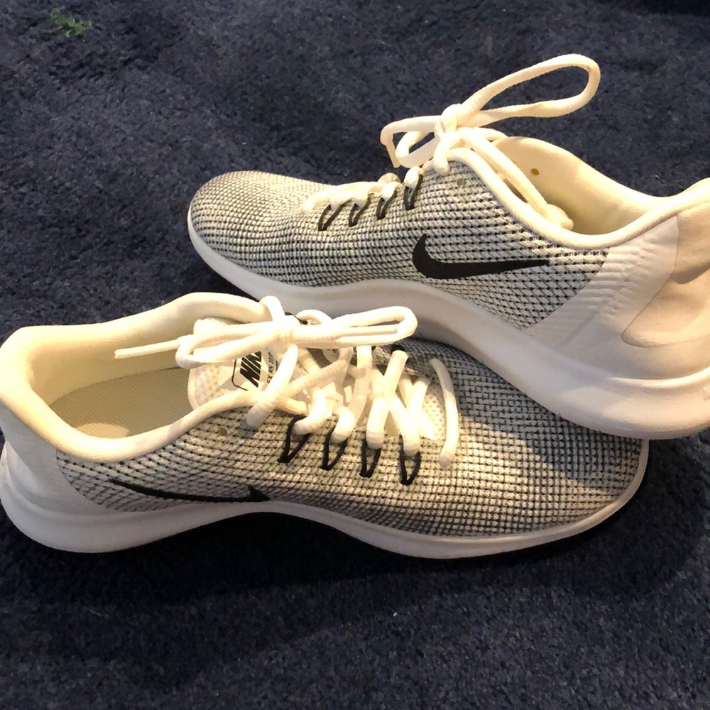 Nike flex women’s white shoes NEW - Picture 2 of 4